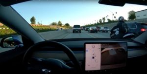 Tesla autónomo já deteta motos thumbnail