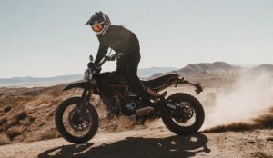 Ducati Scrambler Desert Sled ‘Fasthouse’: Edição limitada 101% Offroad thumbnail