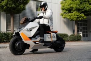 BMW CE-04: Lançamento da nova scooter elétrica alemã thumbnail