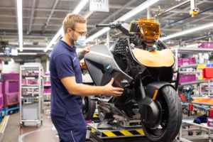 Indústria: BMW inicia a produção da CE 04 na fábrica de Berlim thumbnail