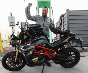 Novo recorde na travessia dos EUA em moto elétrica thumbnail