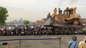 EUA: 900 motos ‘ilegais’ destruídas em Nova Iorque thumbnail