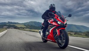 Honda desenvolve a nova tecnologia Keep Lane Assist para motos thumbnail