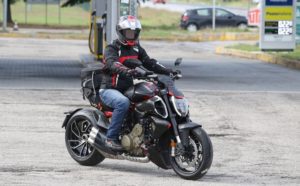 Ducati Diavel V4 2023 ‘apanhada’ em testes finais thumbnail