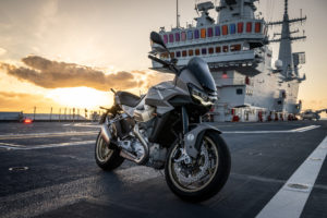 Moto Guzzi V100 Mandello ‘Aviazione Navale’: Edição especial revelada a bordo do porta-aviões Cavour thumbnail