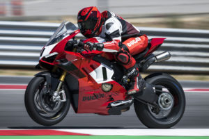 Ducati Panigale V4 R 2023: Mais de 240 CV em configuração de pista thumbnail