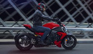 Ducati Diavel V4 2023: 168 cv e 223 kg na ‘muscle bike’ de Borgo Panigale thumbnail
