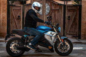 Ali Abdo faz a viagem mais longa de moto elétrica… 12.749 kms thumbnail