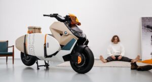 BMW CE 04 Vagabund Moto Concept: Uma e-scooter para o dia-a-dia e tempos livres thumbnail
