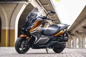 QJ Motor revela uma nova scooter 350 com base na BMW C 400 thumbnail