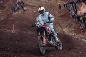 Ducati DesertX conquista o prólogo no Erzbergrodeo thumbnail
