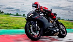 Ducati Panigale V2 recebe a nova tonalidade ‘Black on Black’   thumbnail