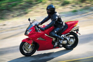 Honda está a desenvolver moto híbrida com dois motores elétricos thumbnail