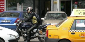Na Roménia, a ‘selva urbana’ é um perigo real para os motociclistas thumbnail