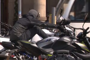 Reino Unido: Turista italiano recupera moto roubada 24 horas antes thumbnail