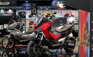 SYM ADXTG 400 2024: Nova scooter de aventura faz estreia global em 2024 thumbnail
