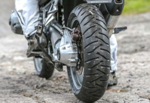 Manutenção: A importância do alinhamento das rodas e tensão da corrente para os pneus thumbnail