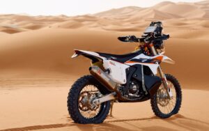 KTM 450 Rally Replica 2025 pronta para ‘surfar’ nas dunas thumbnail